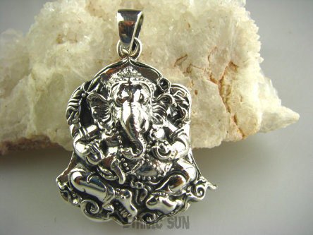 bwe1921 Duży 5,2cm  szeroki 4cm AŻ 27 gramów BAŚNIOWY Święty AMULET  GANESZ Ganesh - Bóg Obfitości, Powodzenia, Opiekun Dzieci   Kunsztowny WYPUKŁY Wisior cały ze Srebra SREBRO 925